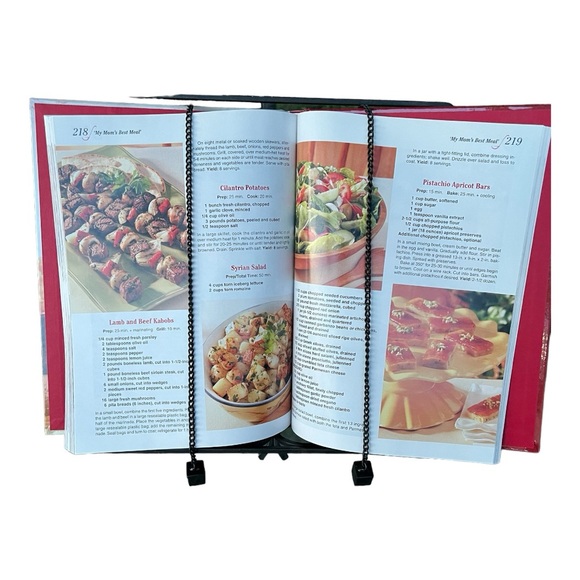 Taste of Home 2006 Annual Recipes Cookbook - Picture 2 of 3